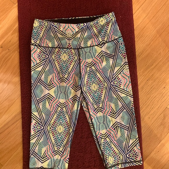 Victoria Secret knockout Crop - Picture 2 of 2